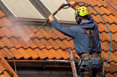 Démoussage et hydrofuge de toiture à Poses